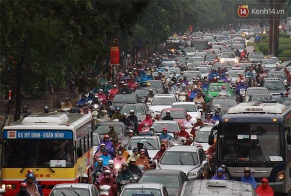 Hà Nội: Tắc đường kinh hoàng sau cơn mưa sáng đầu tuần