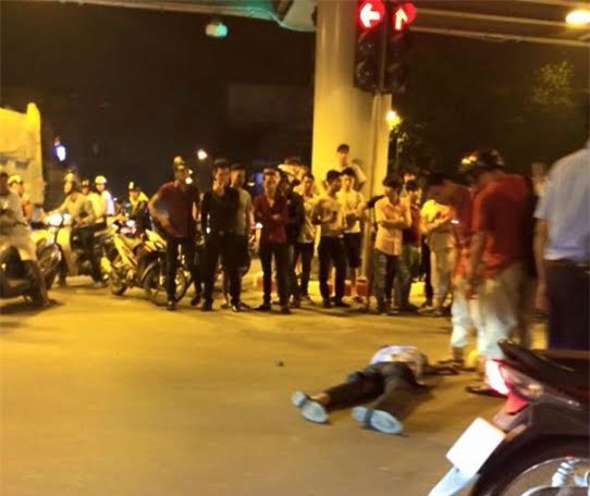 Hà Nội: Taxi "điên" đâm hàng chục xe máy, tài xế nhảy cầu tự tử