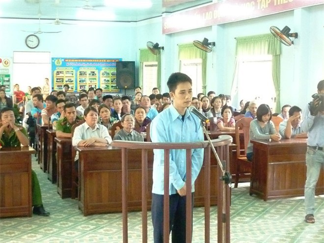 Kẻ sát nhân giết "bạn" đồng tính thoát án tử hình