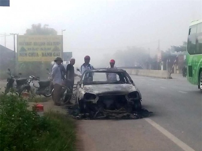Thanh Hóa: Nam thanh niên nghi "ngáo đá" châm lửa đốt rụi xe ô tô