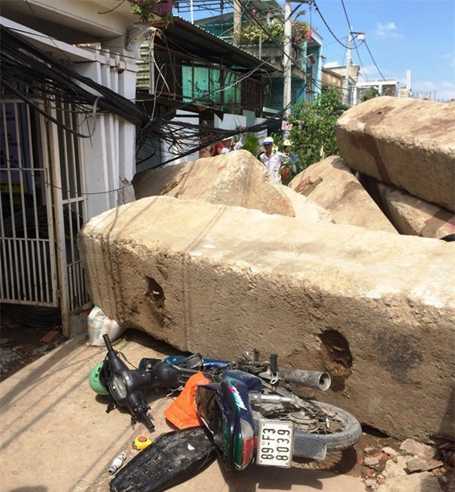 10 khối bê tông nặng hàng chục tấn đổ sập vào nhà dân, đè nát 5 xe máy