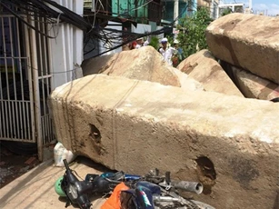 10 khối bê tông nặng hàng chục tấn đổ sập vào nhà dân, đè nát 5 xe máy