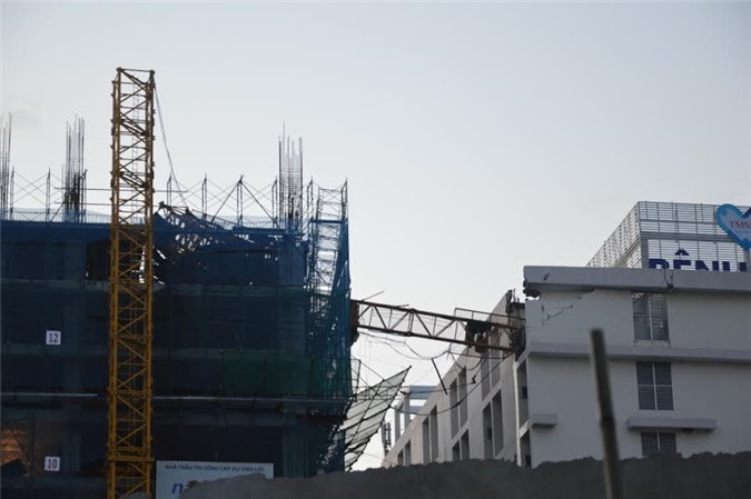 Cần cẩu công trình bất ngờ bị gãy đè vào bệnh viện ở TP. HCM