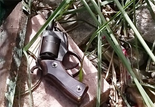 Côn đồ ăn quỵt tiền còn... rút súng bắn người