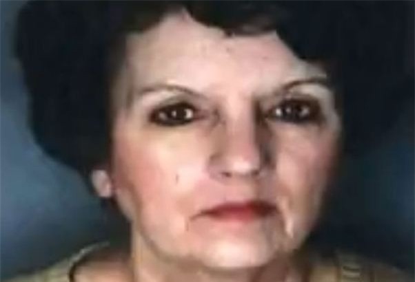 Con gái giữ xác mẹ thối rữa trong nhà hơn một năm để hưởng lương hưu