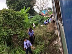 Nam sinh viên bị cán chết tức tưởi vì đeo tai nghe băng qua đường sắt