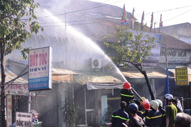 TP.HCM: Hỏa hoạn thiêu rụi 11 ki ốt, một người tử vong