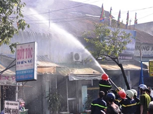 TP.HCM: Hỏa hoạn thiêu rụi 11 ki ốt, một người tử vong