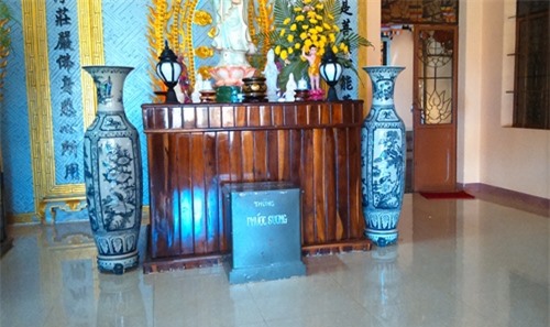 Truy tìm nhóm thanh niên đi ôtô vào chùa trộm tiền công đức