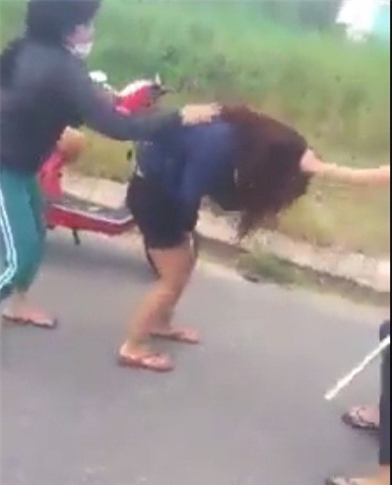 Đà Nẵng: Nữ sinh côn đồ dùng gậy sắt đập nát đầu bạn 