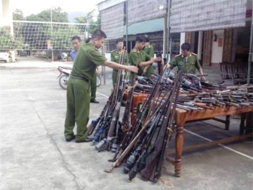 Tiêu hủy hàng trăm khẩu súng, vũ khí và vật liệu nổ trái phép
