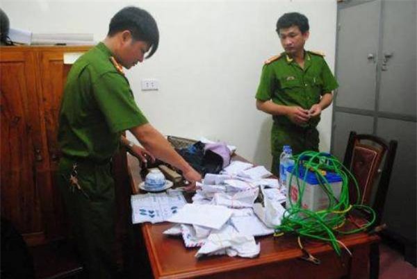 Nghệ An: Bắt 39 đối tượng lập sòng bạc giữa rừng 