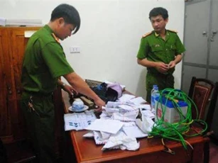 Nghệ An: Bắt 39 đối tượng lập sòng bạc giữa rừng