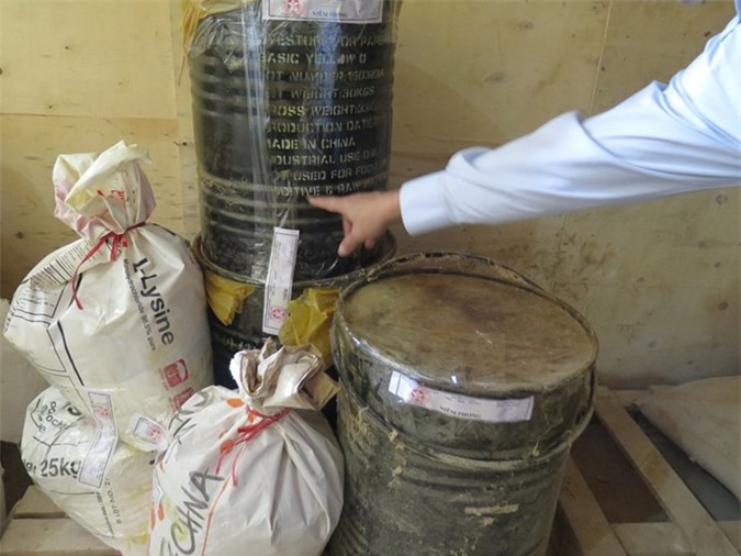 Bắt quả tang doanh nghiệp trộn chất gây ung thư vào thức ăn chăn nuôi
