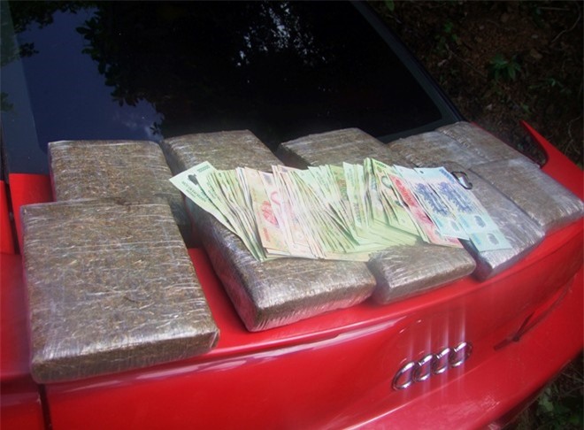 Bắt xe Audi chở 10kg cần sa, hất tung CSGT lên nắp capo sau 15 km truy đuổi