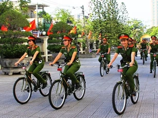Công an Huế tuần tra, thăm hỏi dân bằng xe đạp