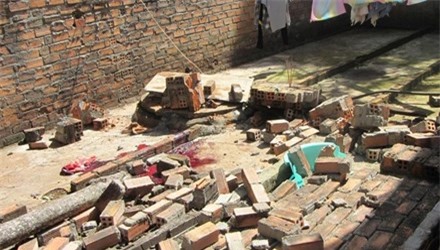 Phơi quần áo bị tường đè, người phụ nữ chết thảm