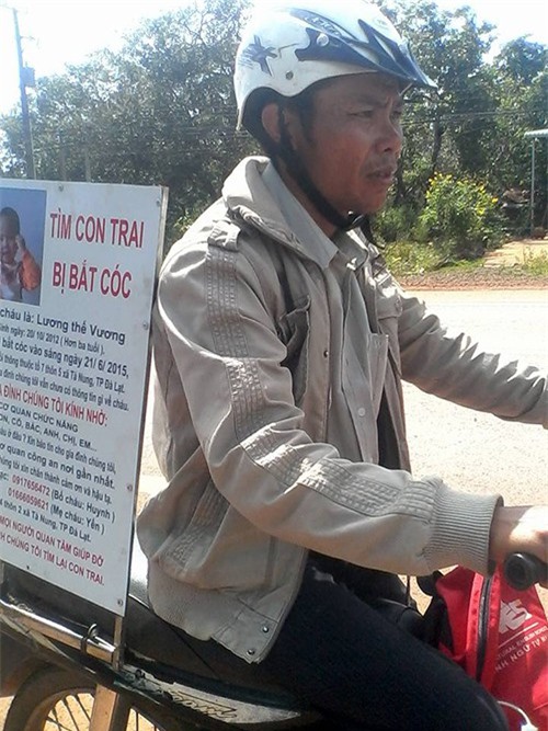 Rớt nước mắt cảnh bố chạy xe, đeo biển tìm con trai
