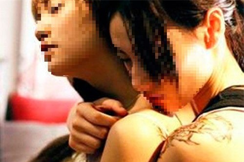 Trong lúc ân ái, thiếu nữ phát hoảng vì bạn trai là người đồng giới