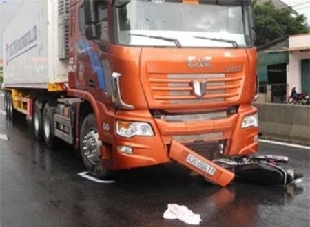 Vợ chồng sắp cưới may mắn thoát chết dưới gầm xe container