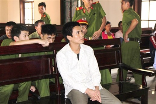 Vợ vắng nhà, gã cha dượng tranh thủ hiếp dâm con riêng của vợ