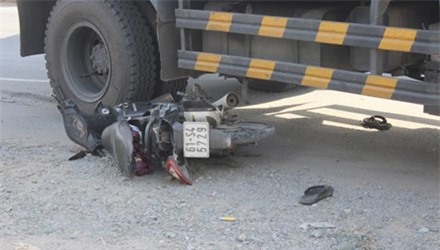 Xe 'hổ vồ' nuốt chửng xe máy, hai thanh niên nguy kịch