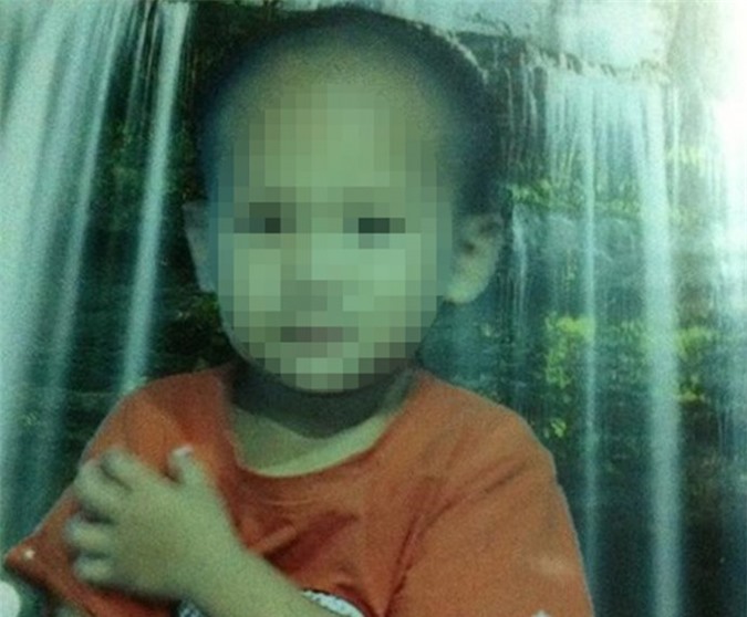 Bé trai 3 tuổi tử vong vì uống nhầm nước tẩy rửa trong tủ lạnh