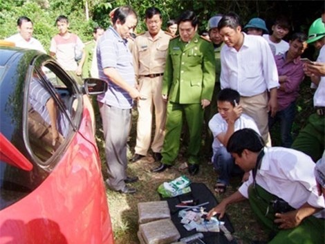 Bị phát hiện chở hàng cấm, tài xế xe Audi tháo chạy rút súng dọa bắn cảnh sát