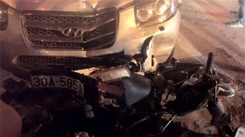 Hà Nội: Tai nạn kinh hoàng trong đêm, cô gái trọng thương