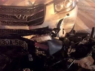 Hà Nội: Tai nạn kinh hoàng trong đêm, cô gái trọng thương