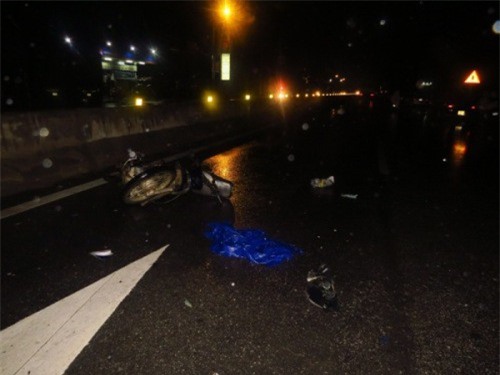 Qua đường bất cẩn, ba học sinh bị ô tô tông nguy kịch   