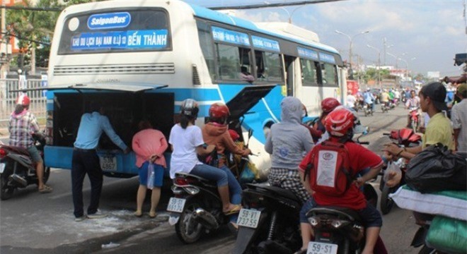 Xe bus bốc cháy, 40 hành khách hốt hoảng tháo chạy
