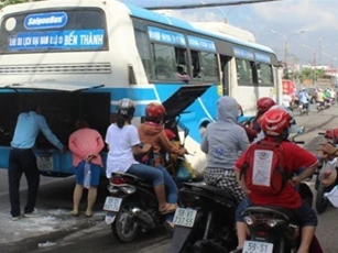 Xe bus bốc cháy, 40 hành khách hốt hoảng tháo chạy
