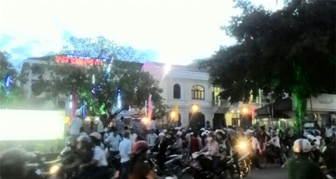 Ba mẹ con đầu quấn khăn tang, tay mang di ảnh đến đám cưới của cha