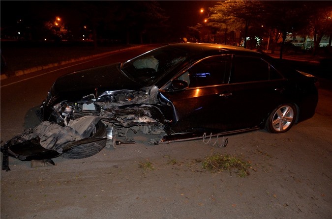 Nữ tài xế nhập viện, xe sang nát đầu vì đâm phải gốc cây