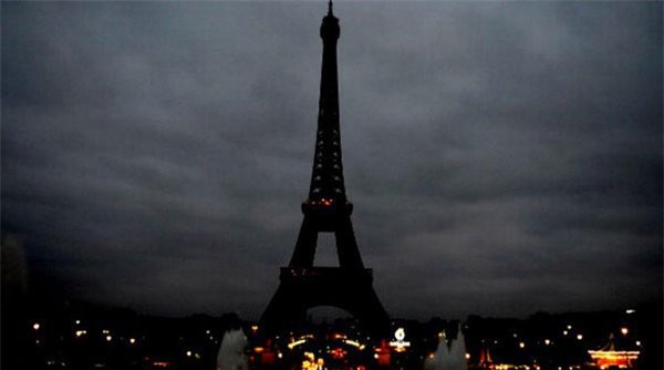 Pháp tắt đèn Tháp Eiffel tưởng nhớ các nạn nhân vụ khủng bố
