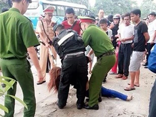 Quảng Ninh: Bà mẹ nghi “ngáo đá” ôm con 1 tuổi lao vào ô tô trên quốc lộ