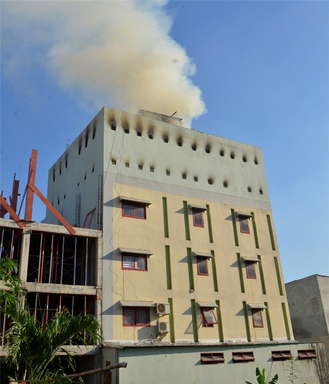 Xưởng làm đồ mỹ nghệ bỗng dưng bốc cháy, cả khu phố nhốn nháo