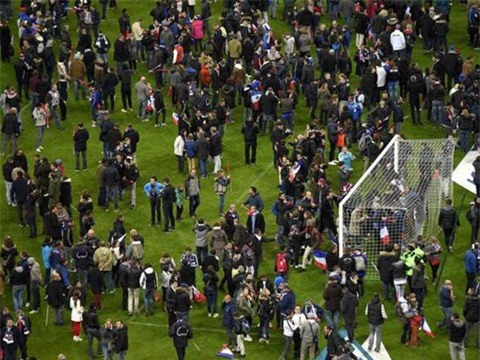 Chặn đứng 1 kẻ khủng bố ngay cổng vào SVĐ diễn trận Pháp-Đức