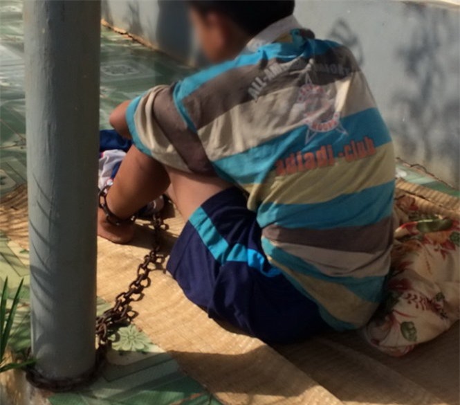 Bố đau đớn dùng xích trói chân con trai nghiện game