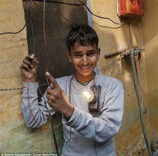 Cận cảnh chàng trai Ấn Độ được mệnh danh "Người điện"