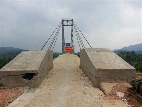 Nghệ An: Cầu treo hàng chục tỷ đồng chưa bàn giao đã xuống cấp nghiêm trọng
