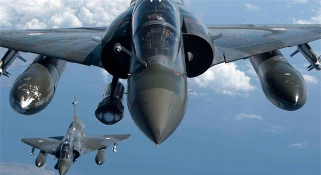 Đáp trả IS, Pháp dội bom phá nát hàng loạt căn cứ ở Syria 