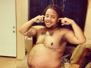 Hài hước: Người đàn ông đang chuyển giới dở thì... dính bầu