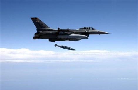 Mỹ không kích Syria, phá hủy 116 xe chở dầu của IS