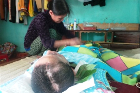 Người mẹ già khốn khổ giữa đàn con điên dại, tật nguyền