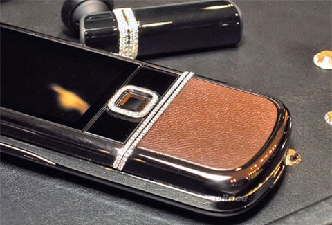 Nhặt được điện thoại nạm 112 viên kim cương kẹt trong máy bay