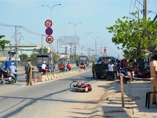 Phát hiện người đàn ông chết bí ẩn trên quốc lộ