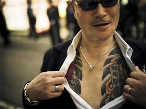 Thủ lĩnh băng đảng lớn nhất Nhật Bản bị trói, đánh đến chết trong nhà hoang