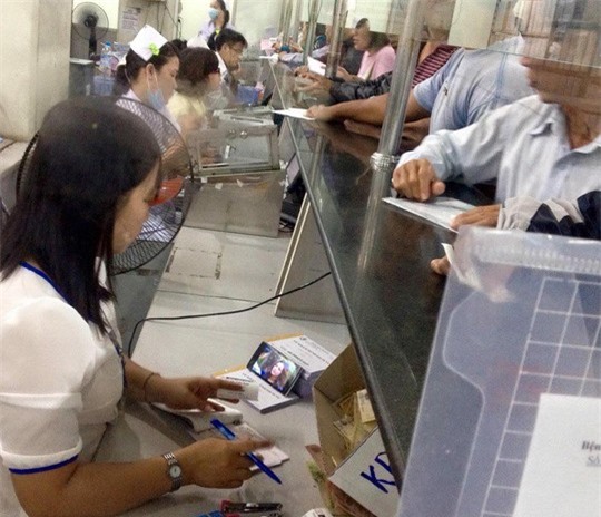 Bệnh viện Chợ Rẫy đình chỉ nhân viên y tế xem phim trong giờ làm việc 